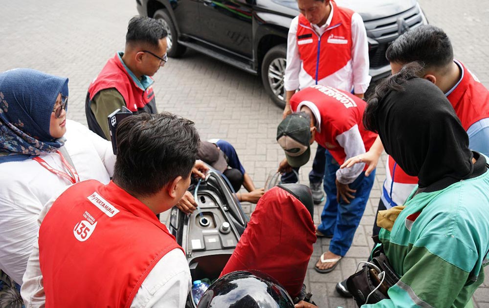 Petugas Pertamina saat memeriksa kendaraan warga yang baru saja diisi BBM jenis Pertalite.