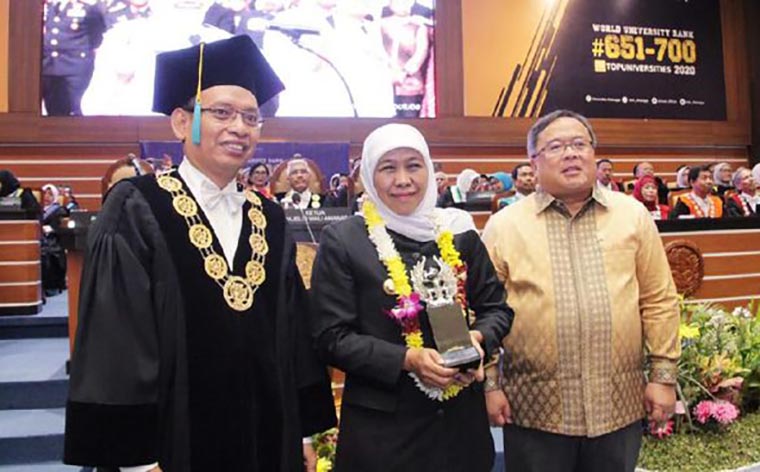 Gubernur Jawa Timur Khofifah Indar Parawansa saat meraih penghargaan sebagai Alumni Berprestasi Universitas Airlangga (Unair) Surabaya Tahun 2019. Penghargaan tersebut diserahkan Rektor Unair Prof Dr M Nasih (kiri) dalam Dies Natalies Unair ke-65. foto: dok. pemprov Jatim