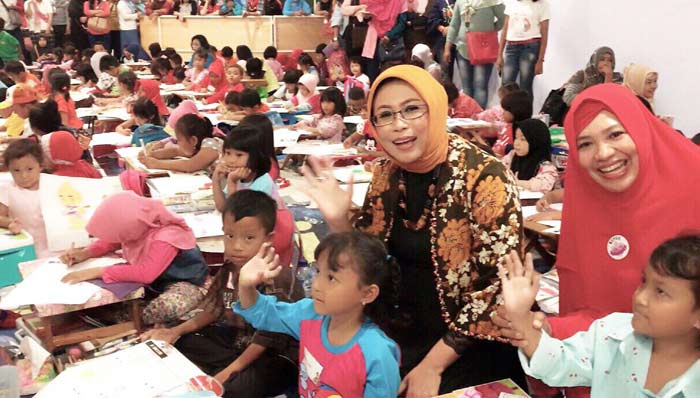 Istri Calon Gubernur Jatim nomor urut 2 Drs H Saifullah Yusuf (Gus Ipul), saat melihat langsung jalannya acara Super Kids Coloring Competition.