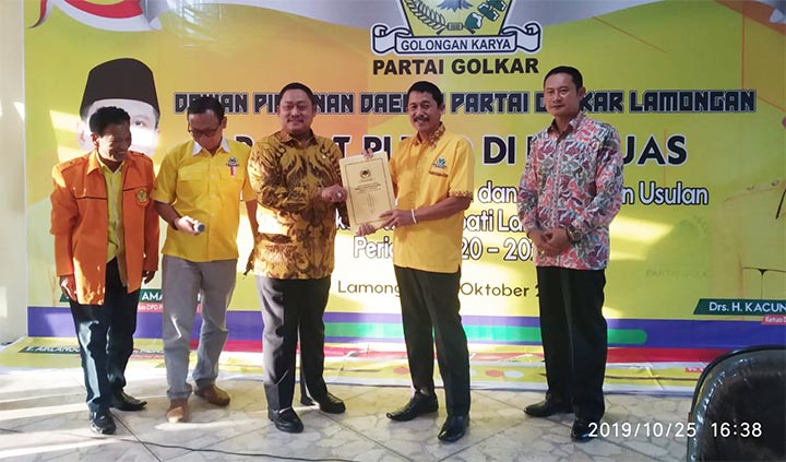 Kodrat Sunyoto menerima berkas bacabup dari Kacung Purwanto didampingi Yuhronur Efendi (kanan) usai pleno.