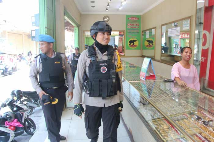 Kapolres AKBP Wahyu Sri Bintoro saat memimpin patroli di sarana perbelanjaan. foto: SYUHUD/ BANGSAONLINE