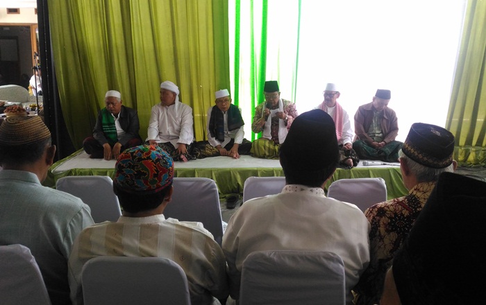 Para kiai saat memimpin istighosah dan tahlil yang diikuti jamaah dan warga sekitar kediaman bacawawali kota Malang H. Samsul Mahmud, Minggu (11/2). Foto: IWAN I/BANGSAONLINE