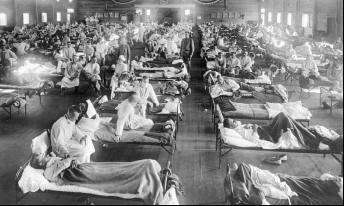 Korban influenza Spanyol masuk ke rumah sakit darurat di Camp Funston, Kansas, AS pada 1918.