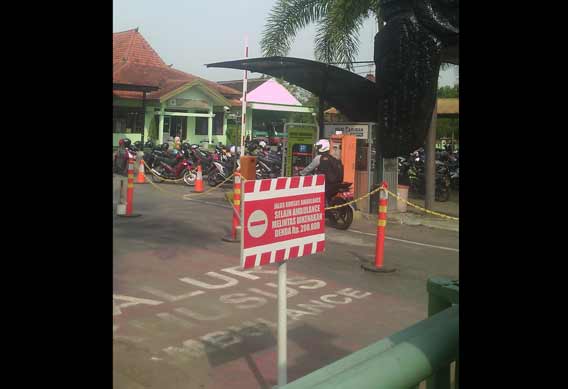 Lokasi parkir di RSUD Caruban. foto: zainal abidin/BANGSAONLINE
