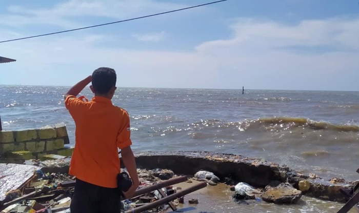 Seorang petugas sedang memantau gelombang laut di pesisir Tuban.