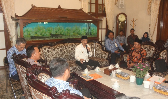 KOORDINASI: Plt Bupati Sidoarjo Nur Ahmad Saifuddin saat Rakor bersama KPU Sidoarjo, Jumat (17/1). foto: ist