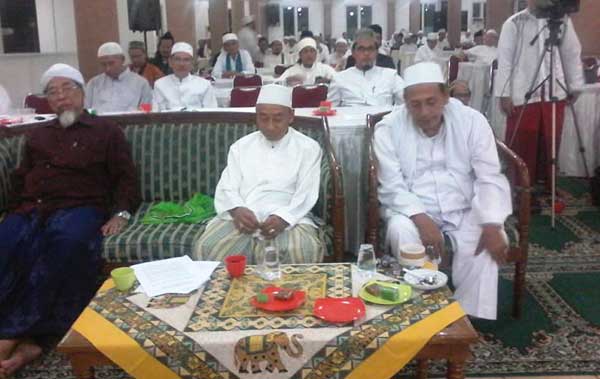 Acara Silaturahim Nasional JATMAN di Pesantren Mahasiswa Al-Hikam Depok Jawa Barat. Tampak Mudir Am Jatman, KH Abdul Mu’thy Nurhadi  (paling kiri) dan  Rais Am JATMAN Habib Lufi bin Ali bin Yahya (paling kanan). (foto: BANGSAONLINE)