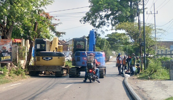 Pengerjaan proyek jaringan pipa SPAM Offtake di Kecamatan Rembang, Kabupaten Pasuruan.