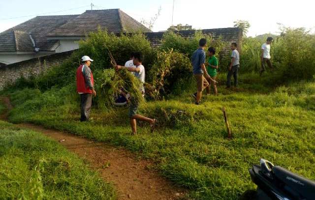Sebagian kader IPNU Sumenep bersih-bersih lahan rencana lokasi sekretariat IPNU Sumenep. [ft:rahmatullah/ BANGSAONLINE)