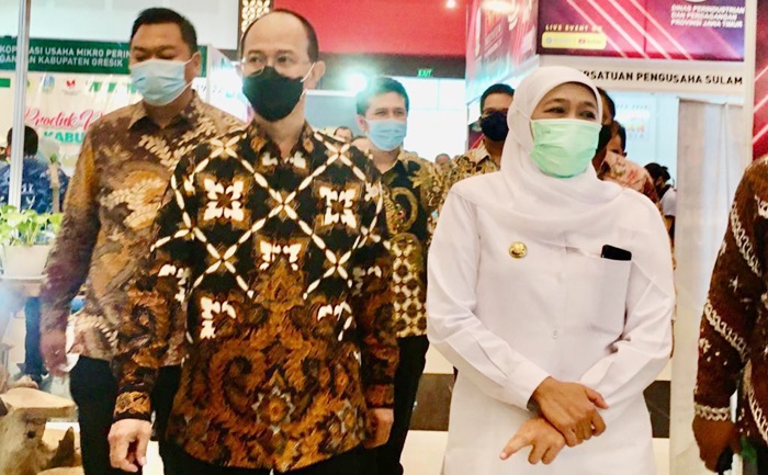 Dari kiri: Yusuf Karim Ungsi, Adik Dwi Putranto, dan Khofifah Indar Parawansa meninjau stan pameran INAPRO EXPO 2020.