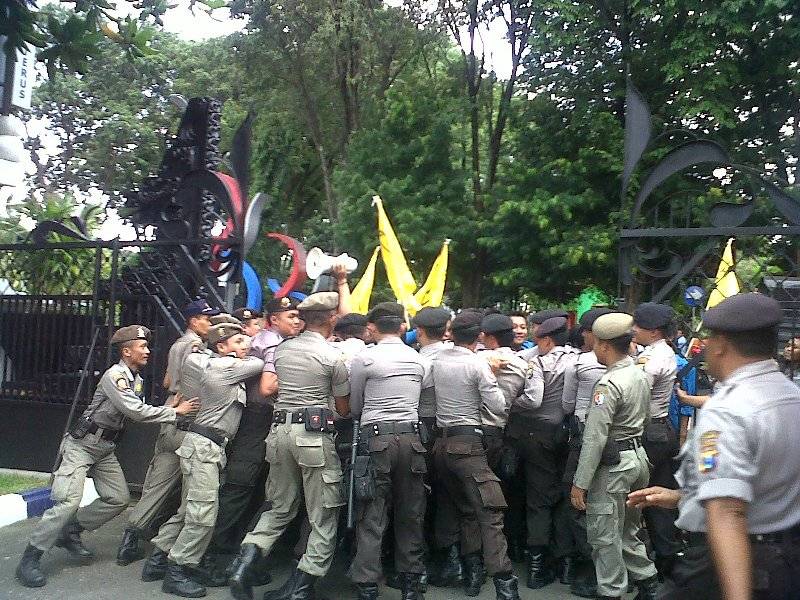 RICUH - Massa aktifis PMII Bojonegoro kala dihadang aparat kepolisian dan Satpol PP di pintu gerbang kantor Pemkab Bojonegoro, Kamis (8/5/2014). foto : eky nur hady/BangsaOnline