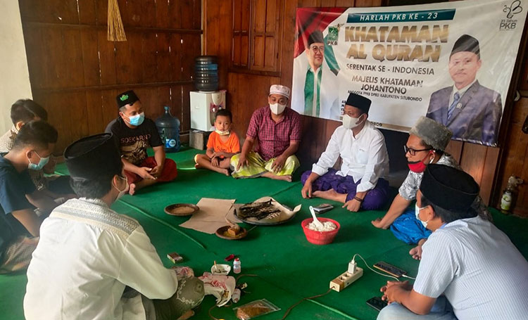 Anggota DPRD Situbondo Johantono saat menggelar Khotmil Quran memperingati Harlah Ke-23 PKB. (foto: MURSIDI/BANGSAONLINE)