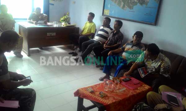 Perwakilan warga saat mediasi di Kantor Balai Desa Gurah Kabupaten Kediri. foto: dendi martoni/ BANGSAONLINE