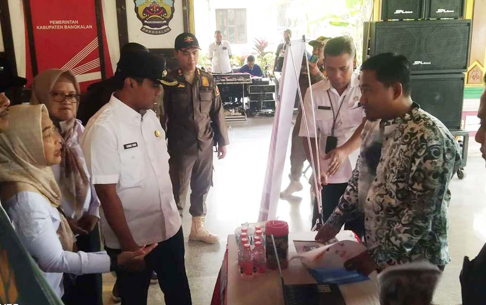 Bupati Bangkalan, Lukman Hakim, saat meninjau salah satu stand perusahaan yang membuka lowongan kerja. Rabu (13/8/2025). Foto: RRI