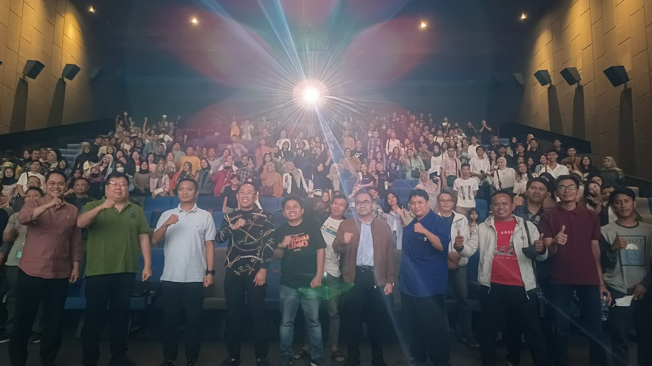 Direktur Kabar Terdepan dan Ivan Setiawan Bos Tirto Agung Motor Group bersama lainnya saat foto bareng usai nonton nobar Sekawan Limo