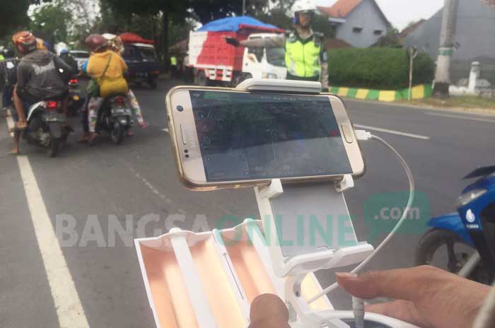 Perangkat Drone yang digunakan petugas saat razia di jalan raya Nur Kholis Majid, Rabu (26/72017). foto: ROMZA/ BANGSAONLINE