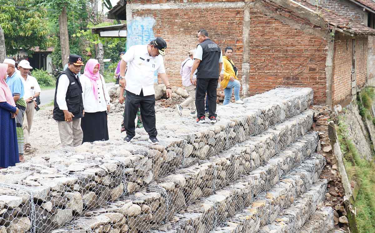 Plt Bupati Nganjuk, Marhaen Djumadi, saat meninjau pembangunan bronjong di Desa Banaran, Kecamatan Pace.