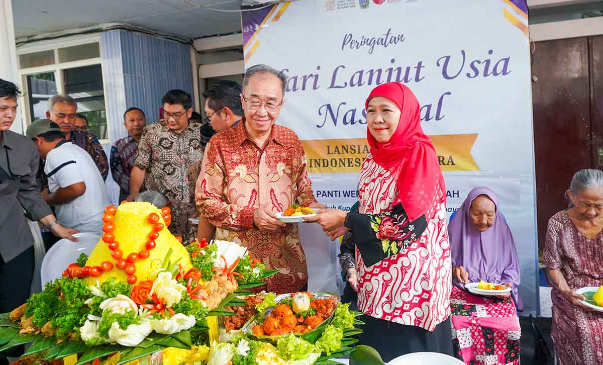 Gubernur Khofifah Sapa Lansia dan Potong Tumpeng di Panti Werda Surabaya saat Peringati HLUN 2025