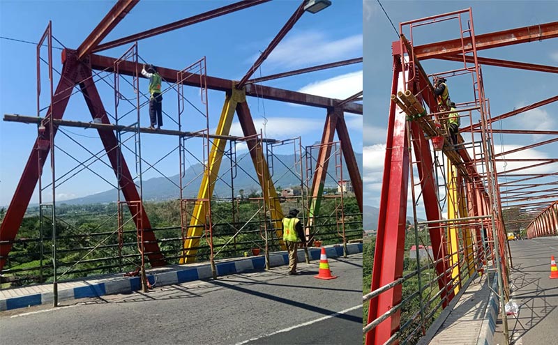 Petugas sedang melakukan perawatan Jembatan Kali Lanang di Desa Pandanrejo, Kecamatan Bumiaji.