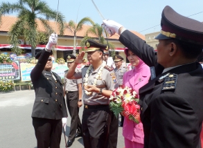 ?

Penyambutan Kapolres Madiun yang baru,AKBP Denny Setya Nugraha Nasution beserta istri. Foto:dhanny/BANGSAONLINE