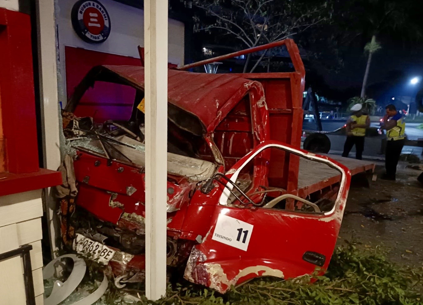 Kondisi truk yang ringsek usai terhenti di depan Spazio