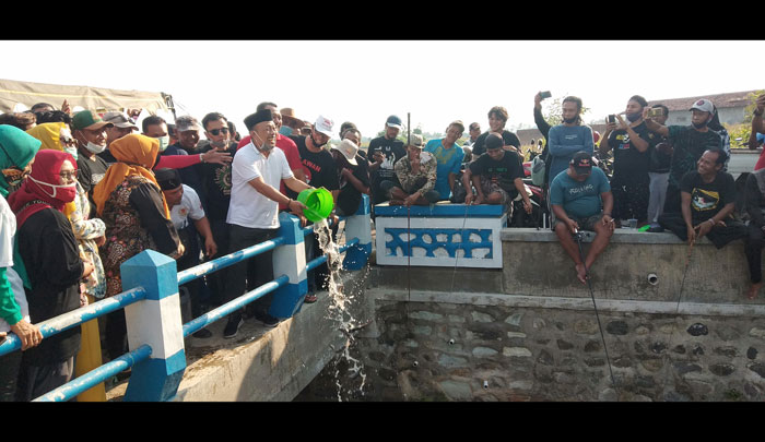 Paslon Sugiri Sancoko-Lisdyarita tebar ikan lele sebayak 9 kuintal.