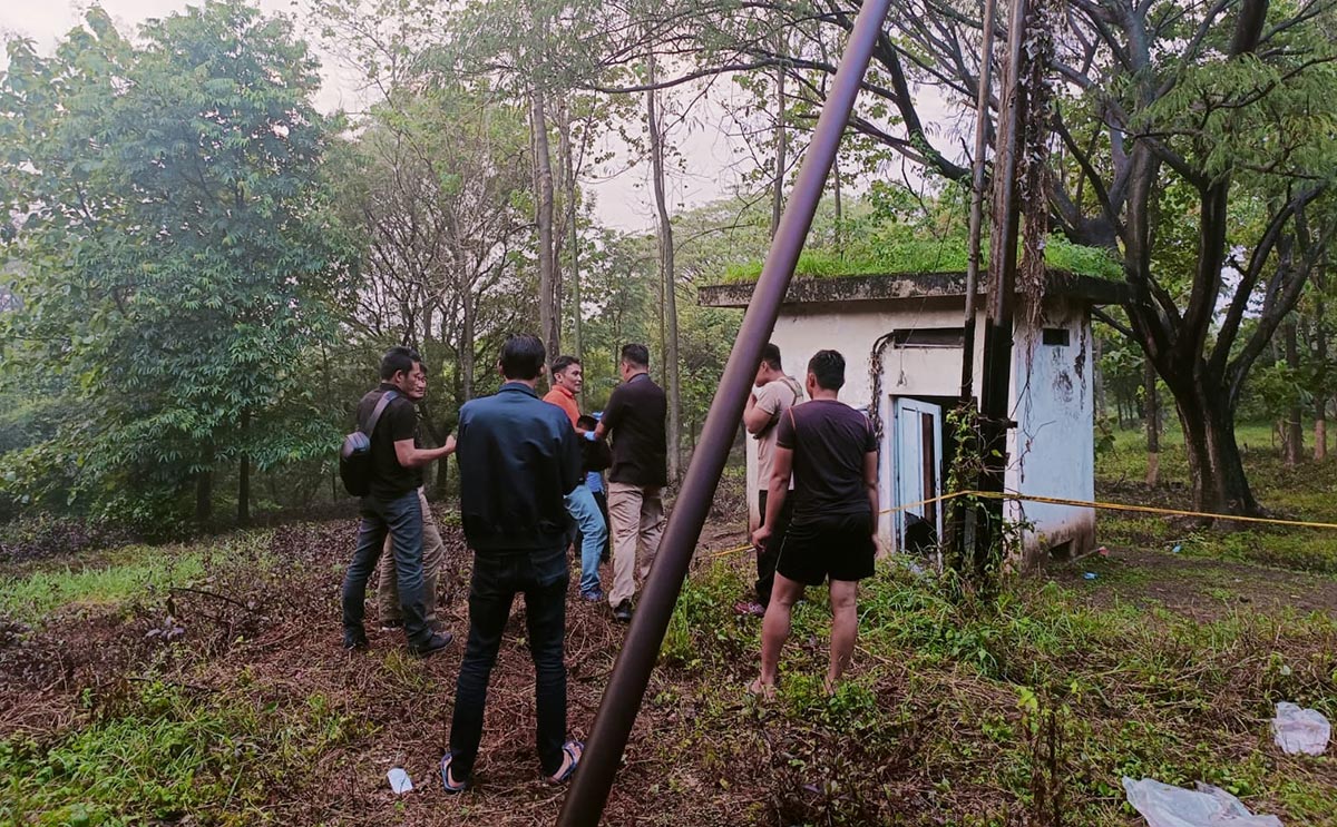 Gardu tempat korban tersengat listrik dipasangi police line.