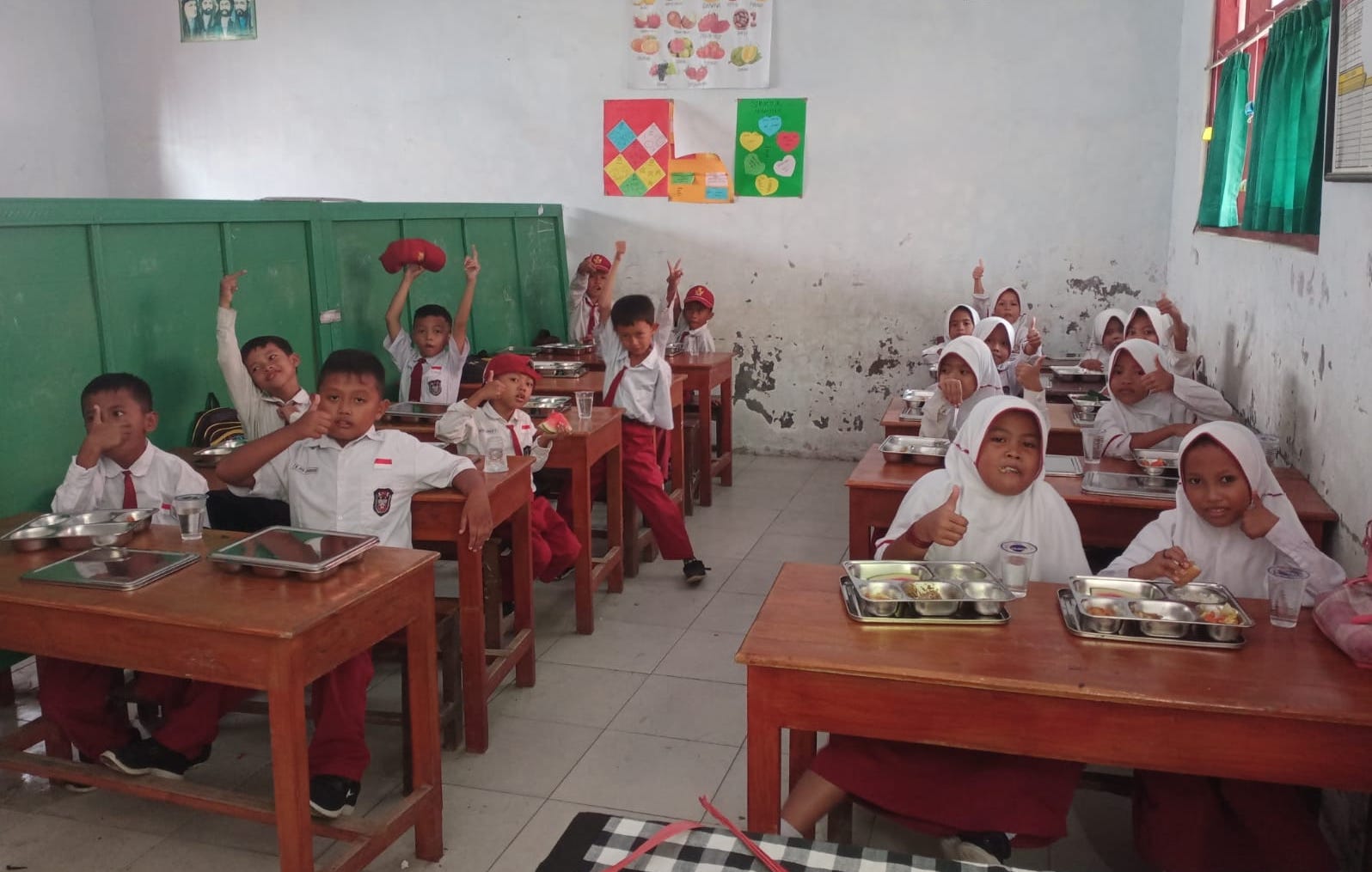 Siswa SD yang ada di Kecamatan Modung mulai menerima paket makanan program Makan Bergizi Gratis, Senin (6/1/2025)
