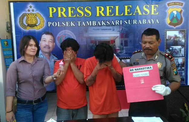 Dua tersangka saat dirilis di Mapolsek Tambaksari.