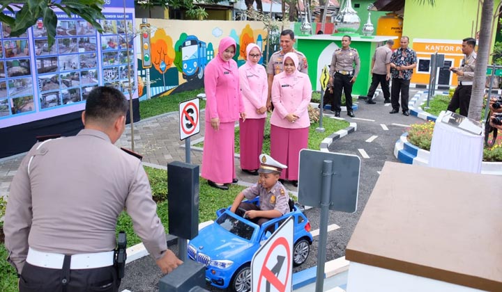 Taman Lalu Lintas TK Kemala Bhayangkari 99 Wage sebagai wadah, tempat, dan ruang bagi anak usia dini untuk berekspresi, bereksplorasi, dan mengenal budaya tertib lalu lintas.
