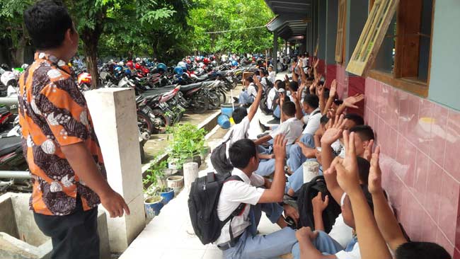 Puluhan siswa SMK N 2 Bojonegoro saat sedang istirahat. foto: eky nurhadi/ BANGSAONLINE