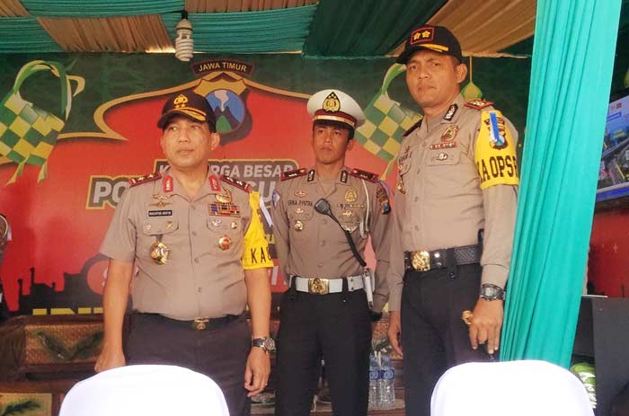 Kapolda Jatim Irjen Pol Machfud Arifin Didampingi Kapolres Pasuruan AKBP Raydian Kokrosono, S.I.K. dan Kasat Lantas Polres Pasuruan AKP Erika Purnama putra, S.I.K., M.H. saat berkunjung di pos pengamanan Lebaran, Taman Dayu, Pandaan, Rabu (20/06) sore.