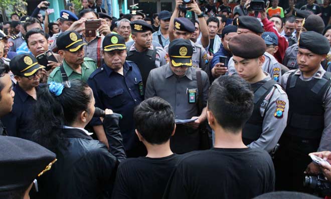 Juru sita Pengadilan Agama Blitar saat membacakan putusan di hadapan Lisminingsih. foto: TRI SUSANTO/ BANGSAONLINE