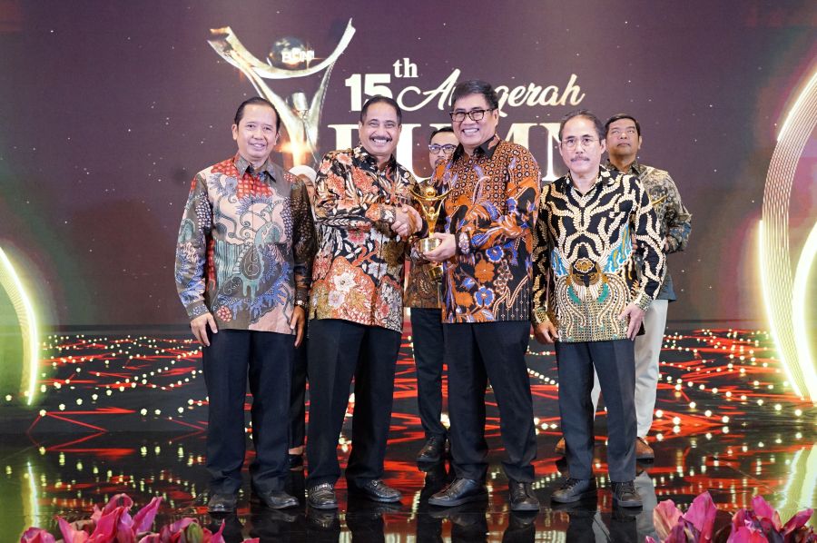 Direktur Utama Petrokimia Gresik, Daconi Khotob (dua dari kanan) saat menerima penghargaan. foto: ist.