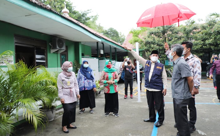 SIDAK: Hudiyono melihat kondisi SDN Medaeng 2 Waru, Sabtu (5/12). foto: ist.