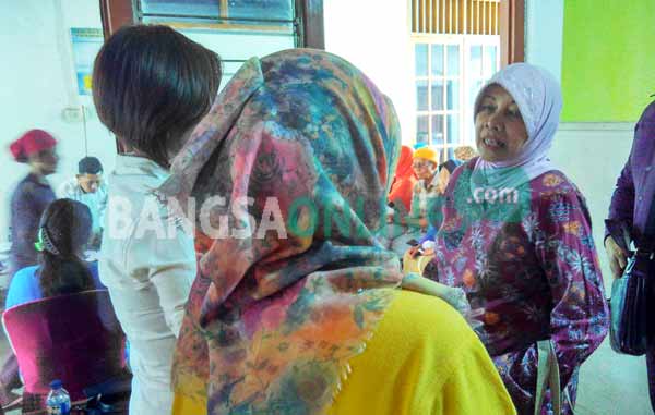 Haryanti saat menyapa warga dalam agenda pengobatan gratis di wilayah Kecamatan Grogol Kabupaten Kediri. foto: arif kurniawan/BANGSAONLINE