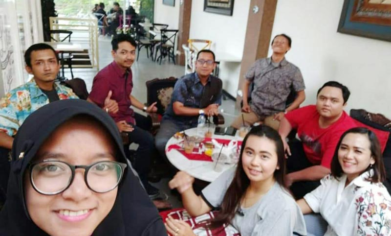 Komunitas hukum saat cengkerama di Kedai Kopi Keadilan.