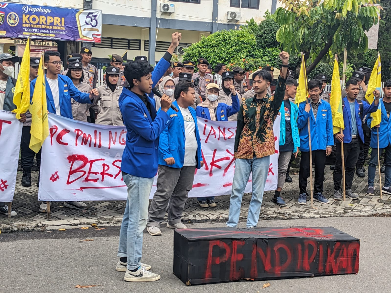 Bawa Kotak Hitam, Puluhan Mahasiswa Demo Kantor Dindikbud Ngawi, Tuntut Usut Kasus Korupsi Hibah