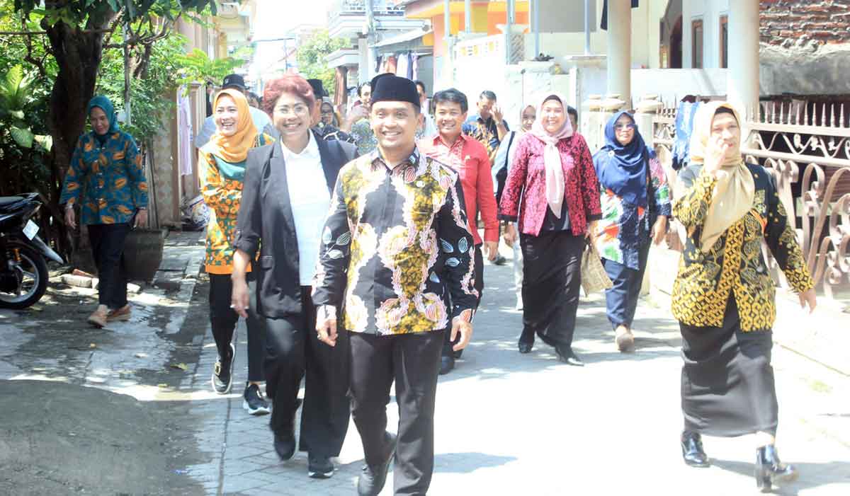 Wali Kota Pasuruan saat menyambut kedatangan rombongan Komisi X DPR RI.