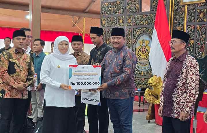 Gubernur Jatim, Khofifah Indar Parawansa saat memberikan bantuan secara simbolis di Pendopo Kabupaten Bangkalan. (Ist)