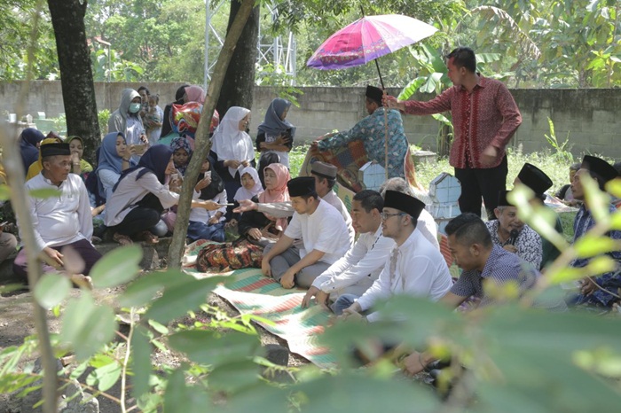 Emil Dardak saat berziarah di makam leluhurnya yaitu Mbah Karimun, yang dalam sejarahnya merupakan salah satu penyebar agama Islam di Petak.
