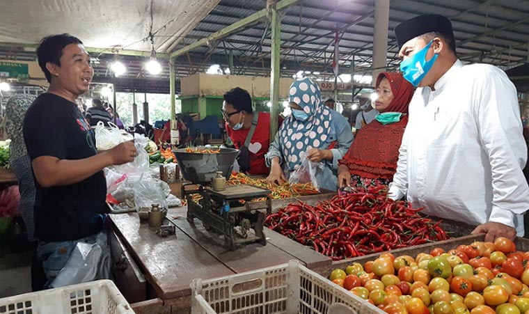 MENYAPA: Cabup Bambang Haryo Soekartono (BHS) berbincang dengan pedagang di Pasar Induk Puspa Agro, Rabu (2/12). foto: MUSTAIN/ BANGSAONLIINE