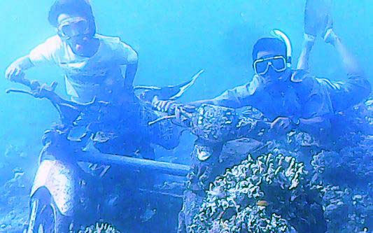 Kapolres Banyuwangi AKBP Budi Mulyanto SIK bersama sang putra saat melakukan snorkling di Pantai Watudodol.