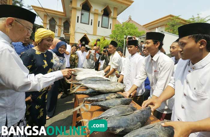 Menteri Kelautan dan Perikanan Susi Pudjiastuti dan Gus Sholah saat menyerahkan ikan tuna di Ponpes Tebuireng Jombang. foto: RONY S/ BANGSAONLINE