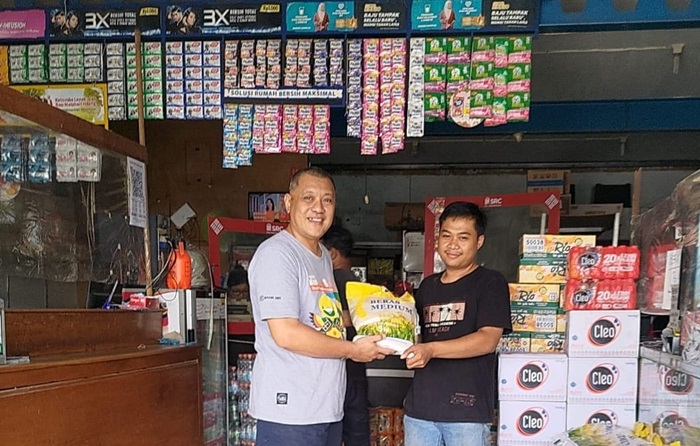 Penyaluran beras Bulog Cabang Surabaya Selatan.