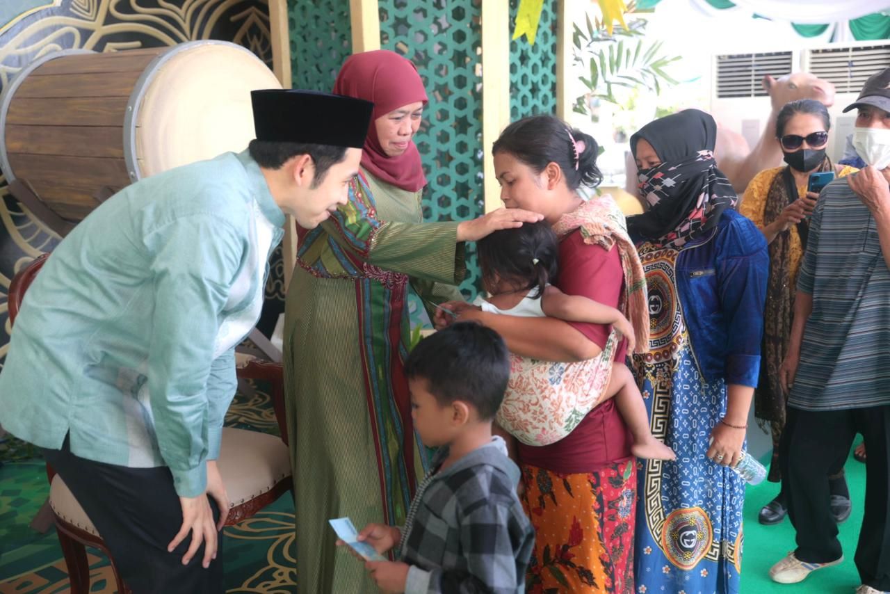 Masyarakat dari berbagai kelas masuk Gedung Negara Grahadi saat Gubernur Jawa Timur Khofifah Indar Parawansa open house saat Hari Raya Idul Fitri, Sabtu (22/4/2023). Foto: Humas Pemprov Jatim