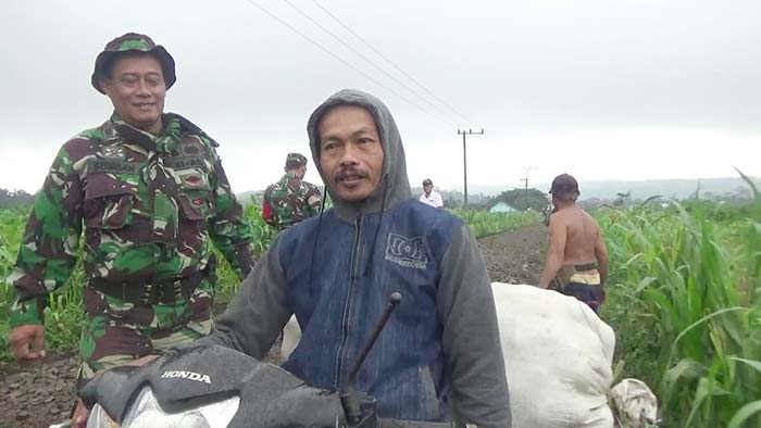 Vika (50), warga Dusun Paleran, Kecamatan Sumberjambe, Kabupaten Jember bersama salah satu personel TMMD.