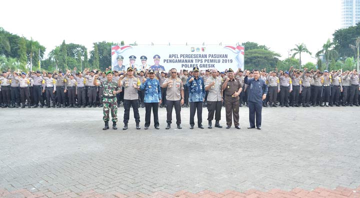 Bupati Sambari bersama pejabat Forkopimda saat gelar pasukan amankan Pemilu 2019. foto: SYUHUD/ BANGSAONLINE