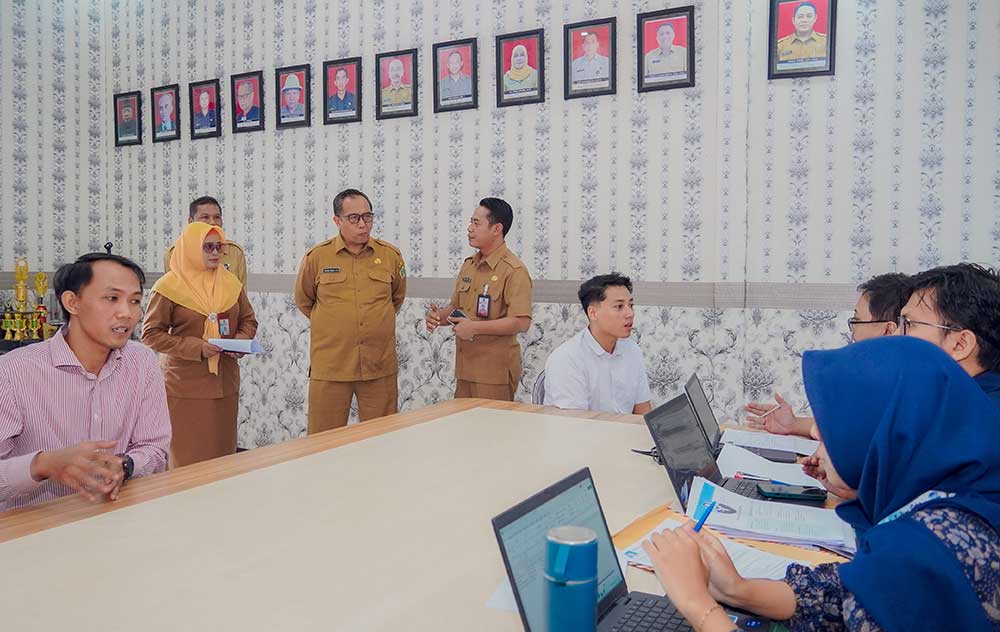 Sekda Gresik, Achmad Washil Miftahul Rachman memantau langsung rekrutmen terbuka lowongan kerja di Disnaker. Foto: Ist.