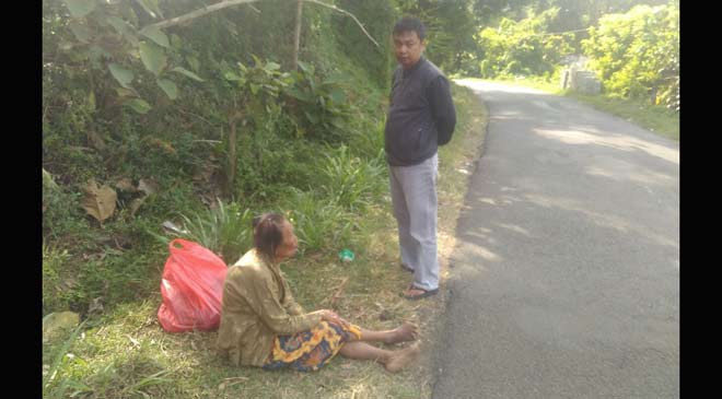 Nenek korban perampokan saat masih berada di pinggir jalan.
